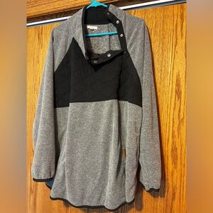 Women’s Maurices size 2x grey fleece / black quilted pullover with snaps.